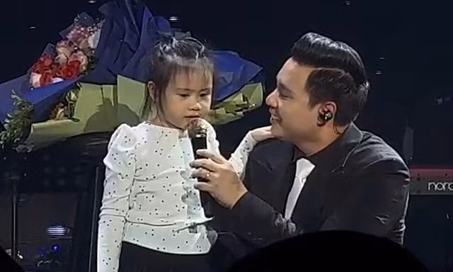 Con gái 5 tuổi của ca sĩ Đông Hùng song ca cùng bố 