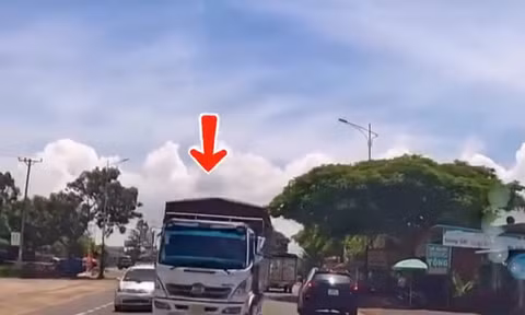 TP NOW: Đề xuất cấm mượn làn ngược chiều để vượt xe