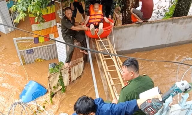 Nhiều khu dân cư ở Đồng Nai ngập cả mét, cụ bà được cứu kịp thời giữa biển nước