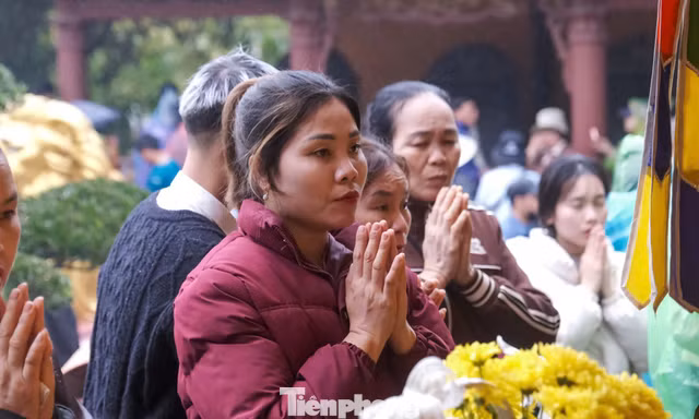 Cứ đến chùa là cầu xin đủ thứ, rải tiền khắp nơi