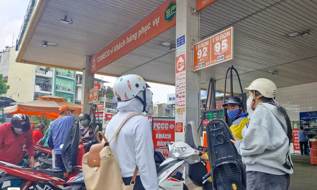 Xăng E5 được lùng mua