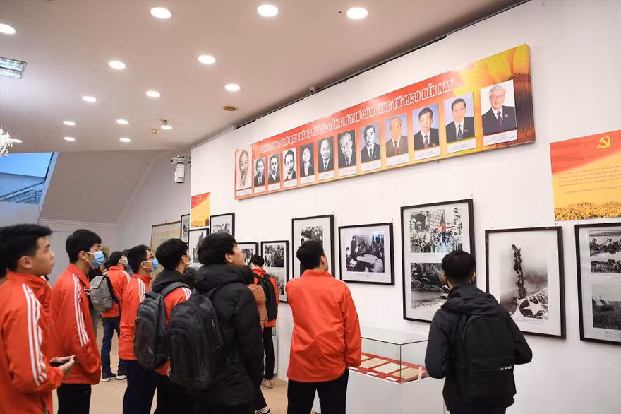 Người xem ôn lại những chặng đường lịch sử của Đảng tại triển lãm “Đảng ta thật là vĩ đại”. Ảnh: KỲ SƠN