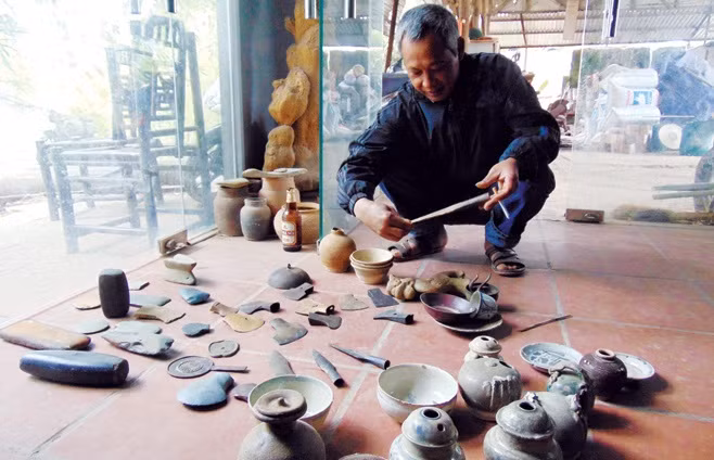 Ông Lưu Văn Kiên và một số đồ cổ do ông sưu tầm.