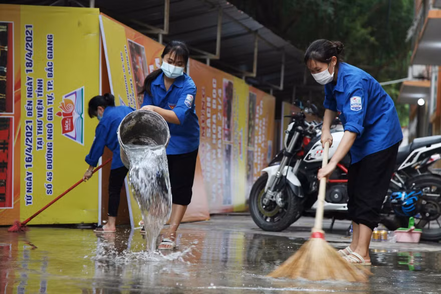  Nguyễn Thị Hiền (bên trái) dọn vệ sinh nơi ăn nghỉ của các bạn sinh viên Ðại học Kỹ thuật Y tế Hải Dương