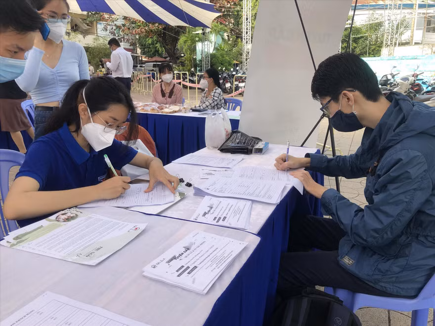 Người lao động được tư vấn việc làm tại Trung tâm Văn hóa quận 5, TPHCM. Ảnh: U.P