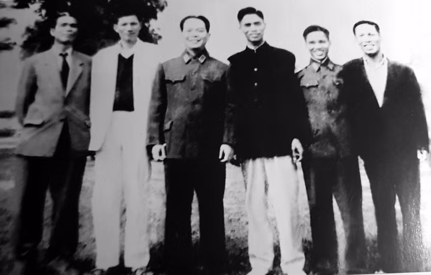 Đồng chí Nguyễn Tư Thoan và một số đồng chí trong Tỉnh ủy Quảng Bình chụp ảnh với Đại tướng Võ Nguyên Giáp (Đồng chí Thoan đứng thứ ba bên phải)