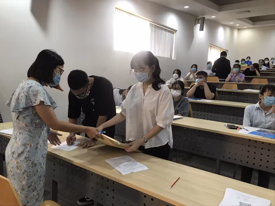 Thí sinh tham dự kỳ thi đánh giá năng lực tại TPHCM ngày 28/3