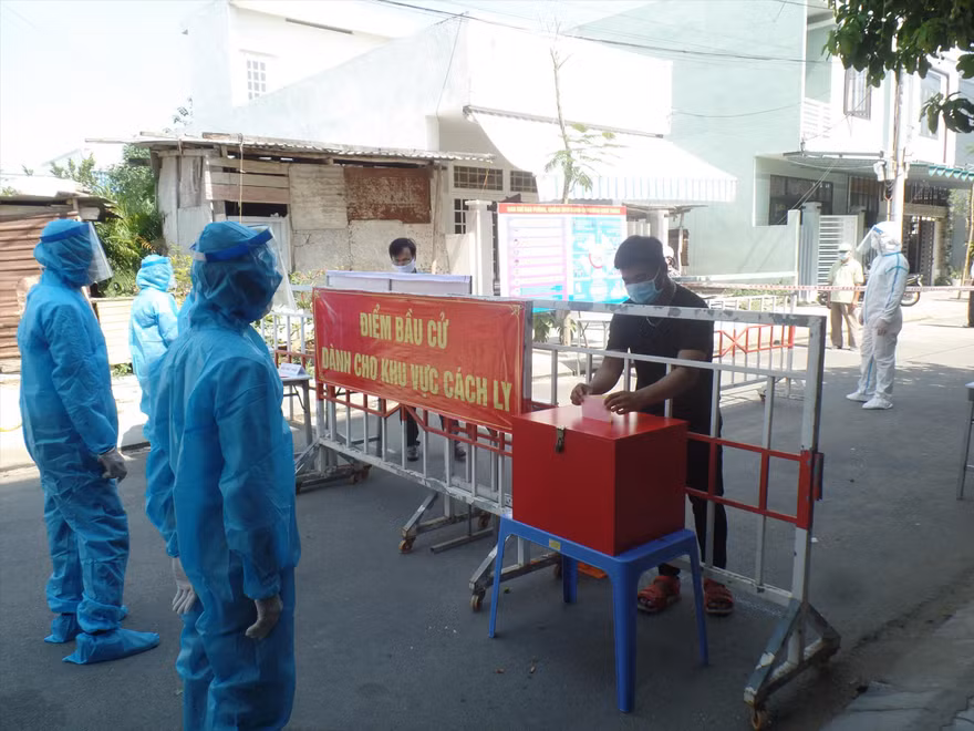  Diễn tập bầu cử tại khu vực cách ly phong tỏa do dịch COVID-19 bùng phát. Ảnh: Nguyễn Thành