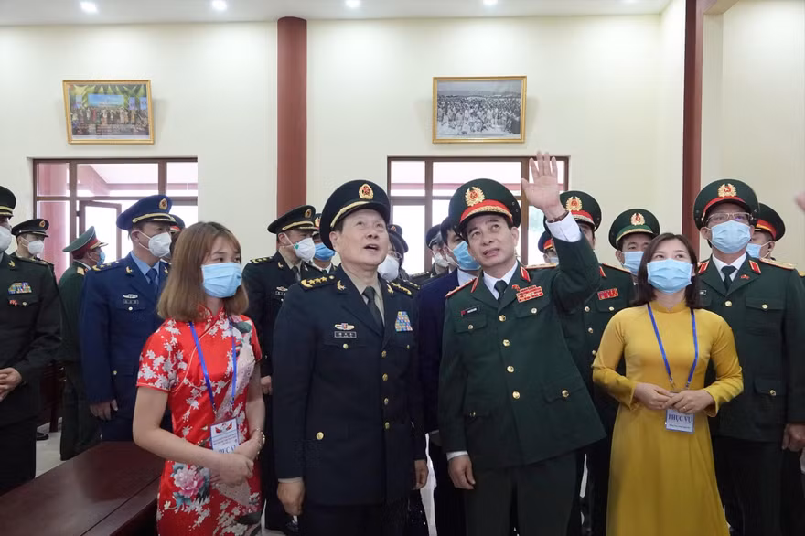 Bộ trưởng Quốc phòng Việt Nam Phan Văn Giang và Bộ trưởng Quốc phòng Trung Quốc Ngụy Phượng Hòa tham quan Nhà văn hóa hữu nghị ở xã Đồng Văn, huyện Bình Liêu, tỉnh Quảng Ninh. Ảnh: NGUYỄN MINH