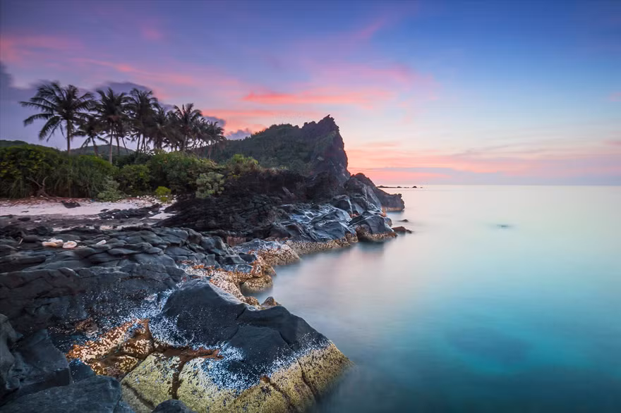 Ðảo Bé Lý Sơn với trầm tích núi lửa triệu năm. Ảnh: Bùi Thanh Trung