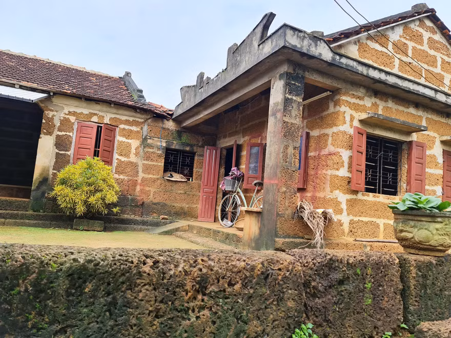 Ngôi nhà đá ong của ông Nguyễn Ngọc Thanh. Ảnh: Hà Thương 