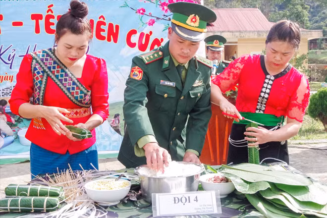 Hội viên Hội Phụ nữ tỉnh Sơn La và cán bộ Đồn Biên phòng Mường Lạn gói bánh chưng tặng người nghèo trên địa bàn ẢNH: BĐBP