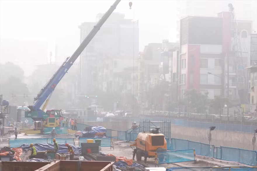 Các chuyên gia nhận định, Hà Nội sẽ đón nhiều đợt ô nhiễm không khí trong mùa đông tới. Ảnh: Như Ý 