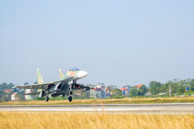 Một chiếc Su-30MK2 của Trung đoàn 927 cất cánh làm nhiệm vụ Ảnh: NGUYỄN MINH