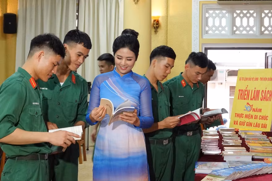 Hoa hậu Ngọc Hân và ĐVTN Quân đội tìm hiểu các tư liệu về cuộc đời hoạt động của Chủ tịch Hồ Chí Minh tại Bộ Tư lệnh Bảo vệ Lăng ẢNH: NGUYỄN MINH