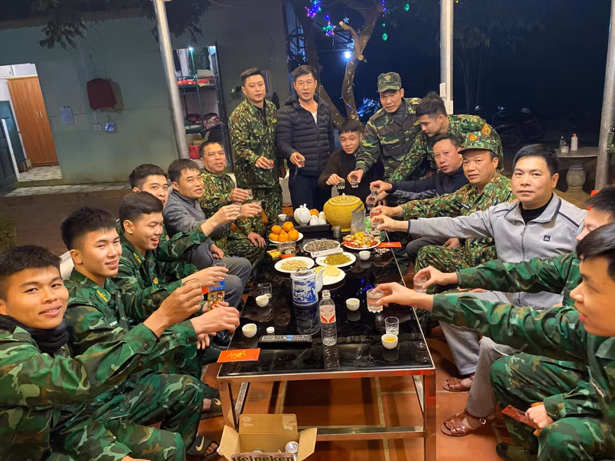 Phút đón giao thừa trên đỉnh chốt 05-06. Ảnh: Duy Chiến