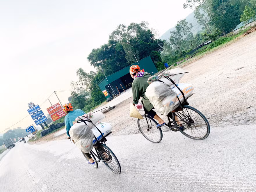 Những người đạp xe đi bán muối rong ở Diễn Vạn 