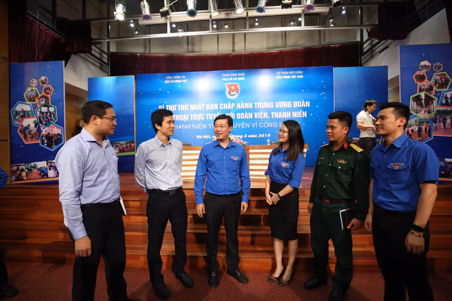 Bí thư thứ nhất T.Ư Đoàn Lê Quốc Phong (thứ 3, từ trái sang) trò chuyện với các bạn trẻ tại buổi đối thoại trực tuyến Ảnh: Như Ý 