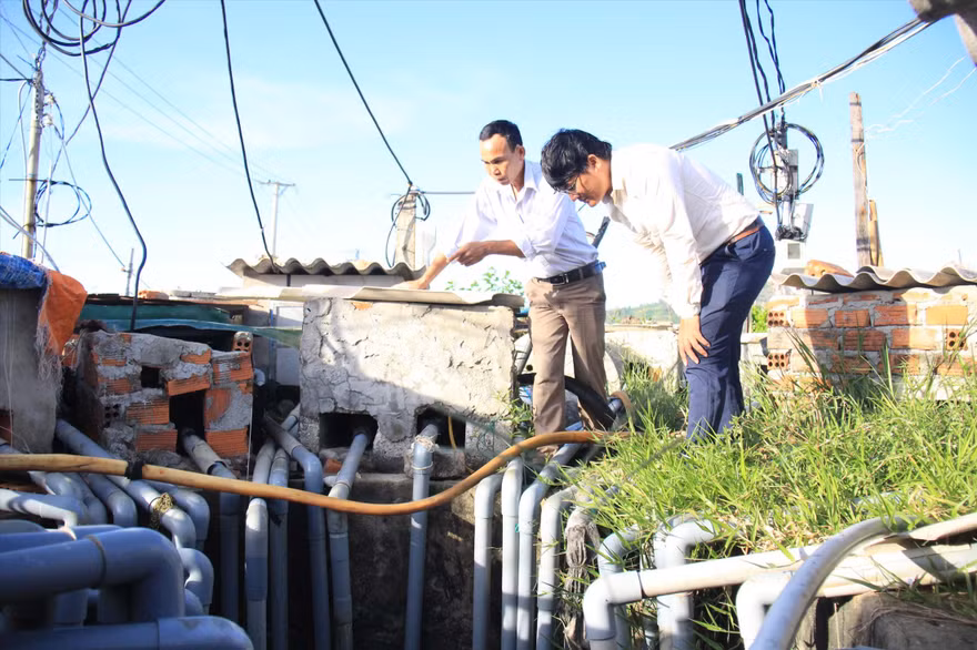 Cơ quan chức năng Lý Sơn kiểm tra tình trạng khoan giếng trái phép Ảnh: Nguyễn Ngọc 