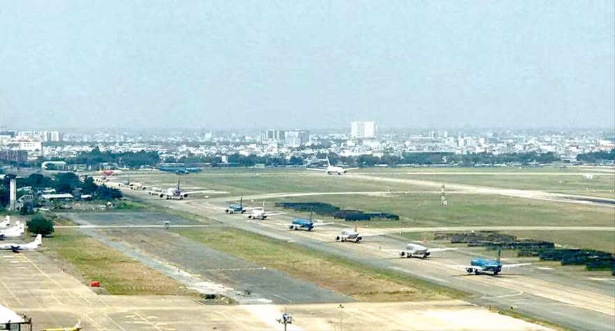  Tàu bay xếp hàng dài đợi tới lượt cất cánh tại sân bay Tân Sơn Nhất Ảnh: Ngọc Tuấn 