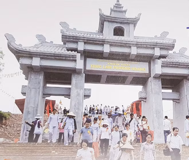 Du khách thăm quan Thiền viện Trúc Lâm Phượng Hoàng