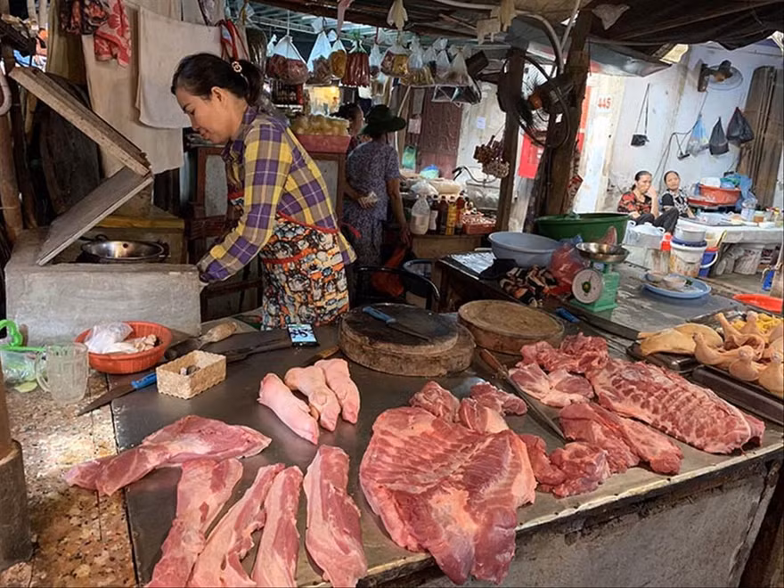 Thịt lợn bán ở chợ dân sinh Hà Nội. Ảnh: H.M