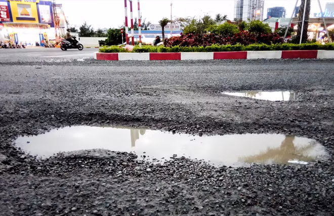 Ổ gà, ổ voi xuất hiện dày đặc trên tuyến QL 1D đoạn ngã ba Long Vân đi bến xe liên tỉnh Ảnh: Tr.Ðịnh