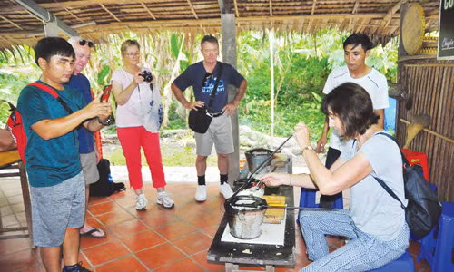Khách quốc tế trải nghiệm làm bánh trên cồn Sơn