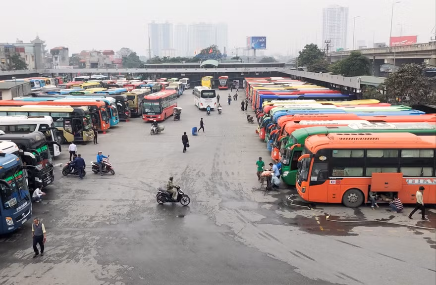 Có 4 DN vận tải tại Bến xe Nước Ngầm xin tăng giá cước dịp Tết. Ảnh: T.Đảng