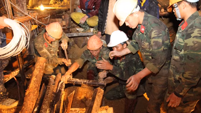 Lực lượng công binh đang xử lý sự cố trong hầm hẹp.