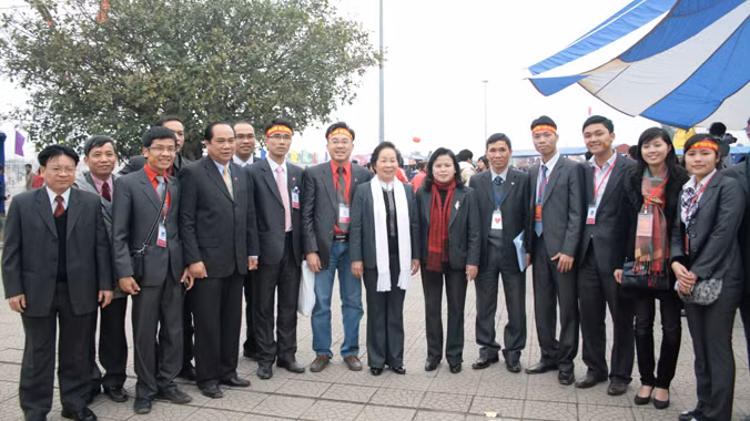 Phó Chủ tịch nước Nguyễn Thị Doan với cán bộ Hội tại Lễ hội Xuân hồng 2011.