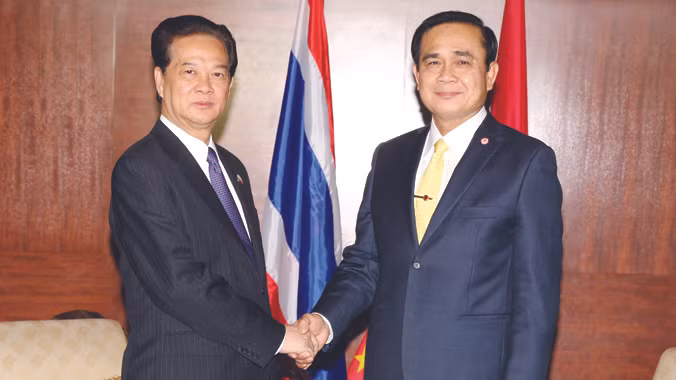 Bên lề Hội nghị Thượng đỉnh hợp tác tiểu vùng Mekong mở rộng lần thứ 5, ngày 20/12, Thủ tướng Nguyễn Tấn Dũng gặp Thủ tướng Thái Lan Prayut Chan-ocha. Ảnh: TTXVN.