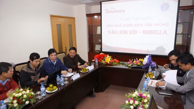 Tư vấn trực tuyến hiệu quả chiến dịch tiêm phòng sởi - rubella tại tòa soạn báo Tiền Phong. Ảnh: Như Ý.