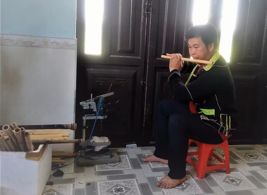 Văn Bảo thường mượn tiếng sáo để trải lòng 