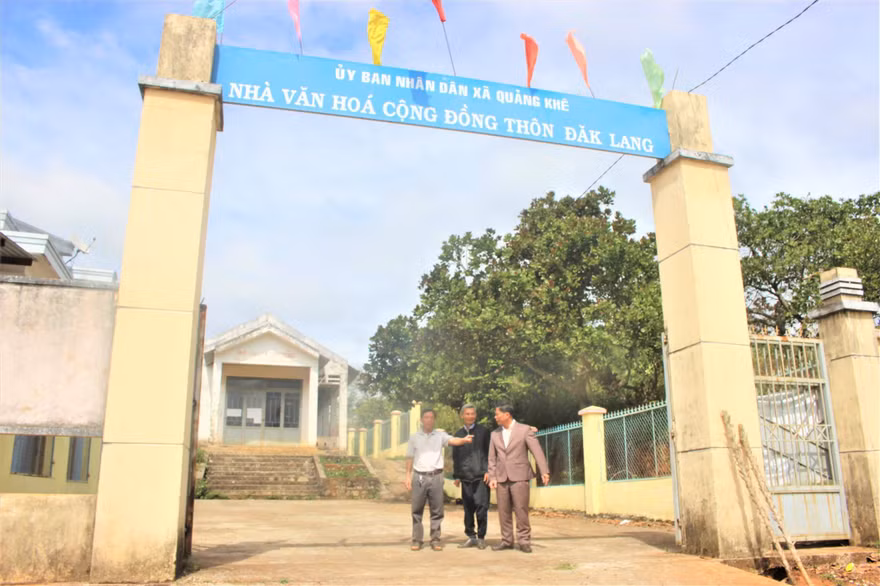 Anh Thường giới thiệu nhà văn hóa do người dân hiến đất, góp tiền làm