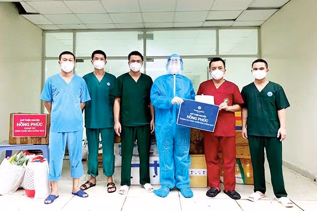 Chủ tịch Quỹ thiện nguyện Hồng Phúc trao quà cho Đoàn cán bộ y tế tỉnh Sơn La làm nhiệm vụ Bệnh viện dã chiến thu dung số 12 