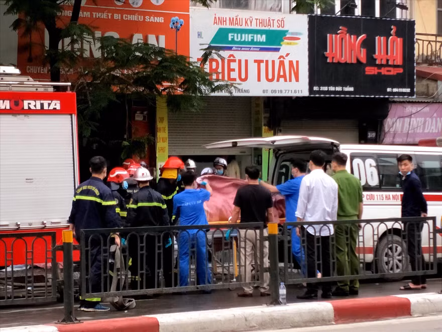 Lực lượng chức năng đưa thi thể nạn nhân đầu tiên ra khỏi hiện trường ngày 4/4 Ảnh: Thanh Hà 