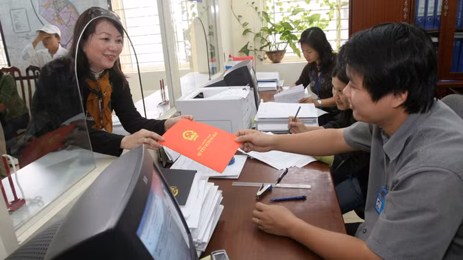 Làm sổ đỏ tại “một cửa” quận Ba Đình (Hà Nội).