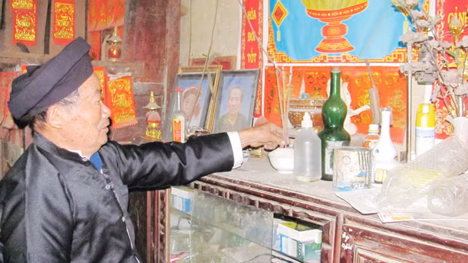 Dâng cúng tổ tiên bát cơm lúa mới. Ảnh: Duy Chiến.