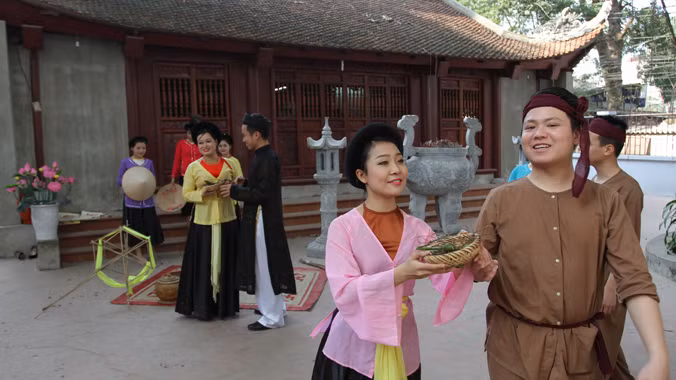 Phong (bìa phải) trong một buổi tập luyện cùng CLB tại đình Xuân La. Ảnh: NVCC.
