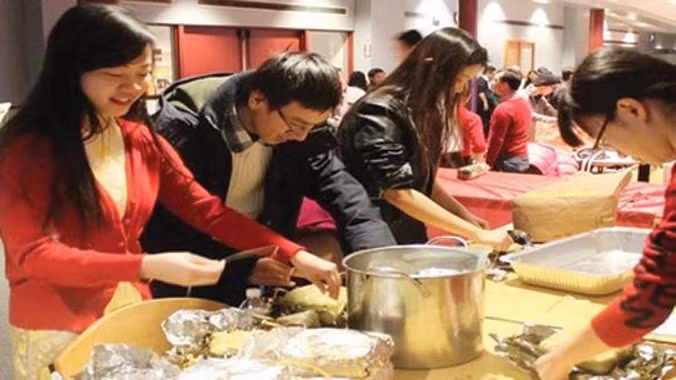 Bánh chưng gói giấy bạc của du học sinh tại Boston (Mỹ).
