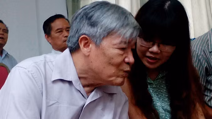 Diễn giả trẻ Đặng Thị Thanh Hà và Nhà thơ - nhà phê bình Vũ Nho bên lề Hội thảo. Ảnh: H.T.