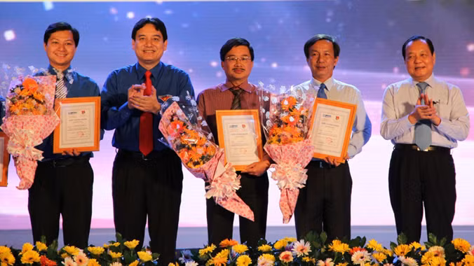 Bí thư Thành ủy TPHCM Lê Thanh Hải và Bí thư thứ nhất T.Ư Đoàn Nguyễn Đắc Vinh trao giải thưởng Tình nguyện Quốc gia năm 2014 cho đại diện các tổ chức và cá nhân. Ảnh: Việt Văn.