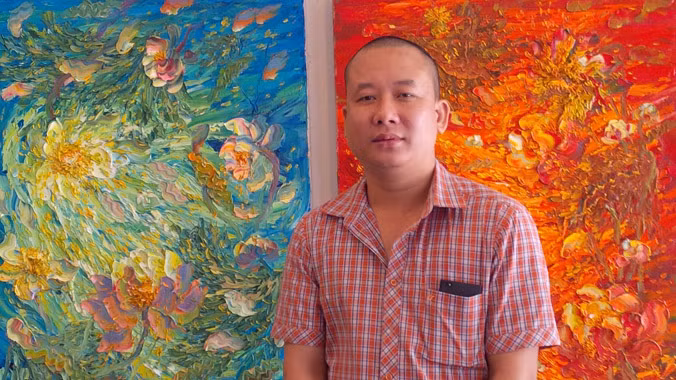 Họa sĩ Vũ Tuyên bên các bức tranh sen. Ảnh: Trung Dũng.