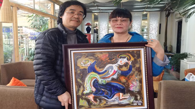 Họa sỹ Lê Tiến Vượng (trái) và người mua tranh giá trị cao nhất.