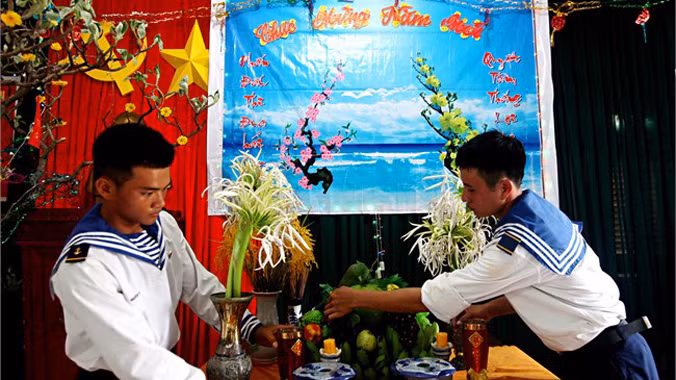 Mâm ngũ quả trên đảo Sơn ca. Ảnh: Kim Phượng.