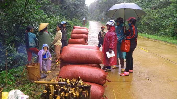 Bà con bán cà phê ngay trên đường.