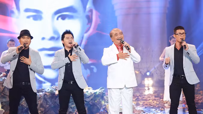 NSND Trần Hiếu và nhóm MTV Cùng anh tiến quân trên đường dài...Ảnh: GĐTH.