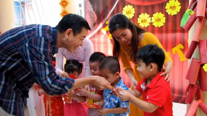Cô chú mừng tuổi cho con cháu ngày Tết đầu năm. Ảnh: Anh Tuấn.