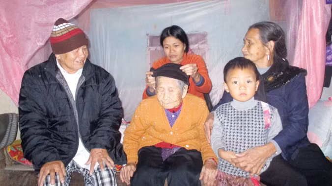 Cụ Lê Thị Luyến cùng con, cháu và chắt. Ảnh: Hoàng Lam.